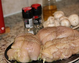 Foto del paso 3 de la receta: Pechuga de pollo (Rellena de Queso y Espinaca con crema de hongos!