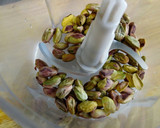 Foto del paso 1 de la receta: Crema de pimientos y pistachos