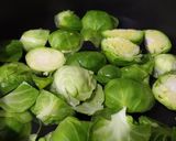 Foto del paso 1 de la receta: Repollitos (coles) de bruselas a ajo