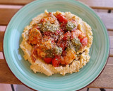 Foto del paso 7 de la receta: Hummus con gambas, cherrys y un toque de pesto