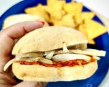 Foto del paso 3 de la receta: Panecillo de sobrasada con cebolla y queso