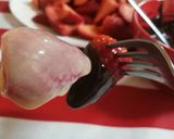 Foto del paso 5 de la receta: Ganache de chocolate negro y blanco para mojar fresas