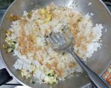 Foto langkah ke 5 dari resep Nasi goreng nugget.