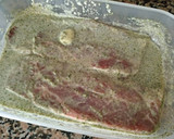 Foto del paso 3 de la receta: Chuletas de cabecero de lomo 🐷 adobada