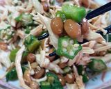 รูปขั้นตอนการทำที่ 3 ของ นัตโตะกระเจี๊ยบเขียว & เนื้อไก่