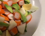Foto del paso 6 de la receta: Ensalada de rúcula, surimi, paraguaya, aguacate y huevo