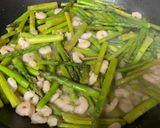 Foto del paso 1 de la receta: Salmón con salteado de espárragos