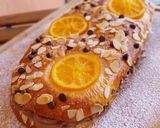 Foto del paso 16 de la receta: Coca de Sant Joan v3: De naranja confitada, almendras y pepitas de chocolate rellena de trufa y nata