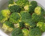 Foto langkah ke 1 dari resep Tumis Brokoli Garlic by Mommy Ika.