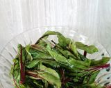 Foto del paso 2 de la receta: Ensalada de hojas de beterraga 💕🍃