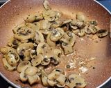 Foto del paso 1 de la receta: Empanadas de hojaldre rellenas de langostinos, queso, champiñones y aceitunas