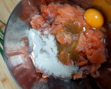 Foto del paso 4 de la receta: Hamburguesa de salmón con salsa de pepino (Sin sal añadida)