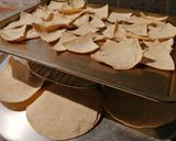 Foto del paso 2 de la receta: Totopos y tostadas de tortilla de maíz