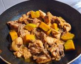 Hình bước làm 3 của món Thịt gà kho bí đỏ