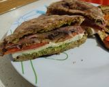 Foto del passaggio 8 della ricetta Puccia integrale estiva con pesto di basilico melanzane grigliate e speck