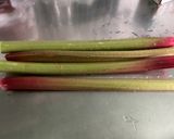 Une image de l'étape 1 de Clafoutis à la rhubarbe et vanille.