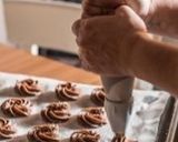 Foto del paso 4 de la receta: Rosas de galleta de chocolate