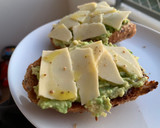 Foto del paso 3 de la receta: Desayuno con tostadas de aguacate y gouda