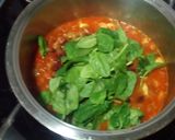 Foto del paso 3 de la receta: Alubias rojas con tomate, espinacas y torreznos de pan