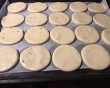 Foto del paso 2 de la receta: Galletitas de maicena con y sin dulce de leche y coco