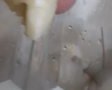 A picture of step 1 of Banana and date shake.