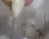 A picture of step 1 of Banana and date shake.