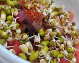 मिक्स स्प्राऊट सॅलड (mix sprouts salad recipe in marathi) रेसिपी स्टेप 3 फोटो