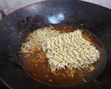 A picture of step 2 of Chilli paneer maggi.