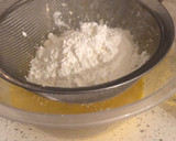 Foto del paso 3 de la receta: Bizcocho con yogurt