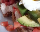 Foto del paso 1 de la receta: Bruschetta con palta, jamón crudo tomate y huevo