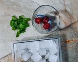 Une image de l'étape 1 de Mocktail fraises citron et sirop de grenadine 🍹.