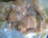 Foto del paso 3 de la receta: Pollo al horno en bolsita con ensalada de papa y zanahoria