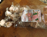 Foto del paso 2 de la receta: Bizcocho bicolor con nougat de rosas y botones de rosas