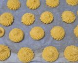 Foto langkah ke 3 dari resep Strawberry Matcha Choux.