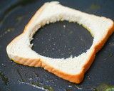 Foto del paso 1 de la receta: Huevo estrellado en pan