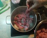 Φωτογραφία βήματος 3 της συνταγής Μοσχαράκι κατσαρόλας με λιαστές ντομάτες, μανιτάρια και σάλτσα μουστάρδας