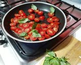 Foto del passaggio 3 della ricetta Spaghetti pomodoro e basilico
