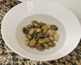 Foto del paso 1 de la receta: Cocotxes de bacallà i cloïsses en salsa verda d'ametlles