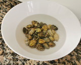 Foto del paso 1 de la receta: Cocotxes de bacallà i cloïsses en salsa verda d'ametlles
