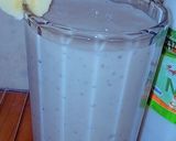 A picture of step 2 of Banana smoothie.