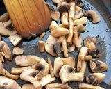 A picture of step 3 of Creamy Garlic Mushrooms.
