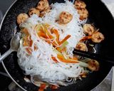 Hình bước làm 7 của món Bún trộn tôm chua cay