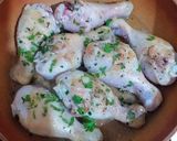 Foto del paso 4 de la receta Muslos de pollo en salsa de limón, ajos y perejil