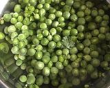 A picture of step 1 of Peas soya in tomato besan curry.