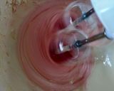 Foto langkah ke 2 dari resep Bolu Pop Ice Strawberry Lembut dan Enak.