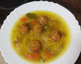 Foto del paso 2 de la receta: Sopa de fideos y verduras con albóndigas de pollo y zanahoria