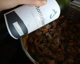 Foto del paso 3 de la receta Guiso de ternera con salsa al gusto de vino tinto 😋