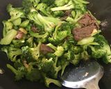Foto langkah ke 2 dari resep Brokoli sapi saus tiram.