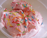 A picture of step 5 of No machine strawberry Icecream.