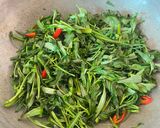 Foto langkah ke 6 dari resep Tumis Kangkung Kuah Kental Simple.